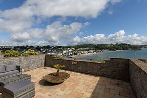 Captains View - Sea and Harbour Views Parking
