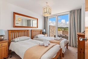 Captains View - Sea and Harbour Views Parking