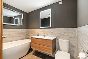 Captains View - Sea and Harbour Views Parking