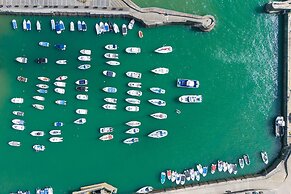 Captains View - Sea and Harbour Views Parking