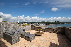 Captains View - Sea and Harbour Views Parking