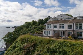 Captains View - Sea and Harbour Views Parking