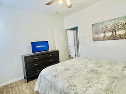Cozy Condo Minutes Away From Disney