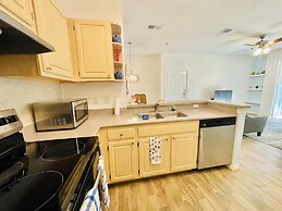 Cozy Condo Minutes Away From Disney