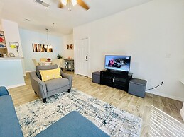 Cozy Condo Minutes Away From Disney
