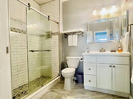 Cozy Condo Minutes Away From Disney