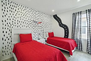 5/3 Pool Home Located in Sunset Ridge Community!