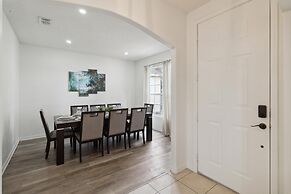 5/3 Pool Home Located in Sunset Ridge Community!