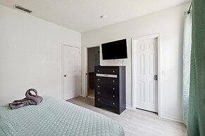 5/3 Pool Home Located in Sunset Ridge Community!