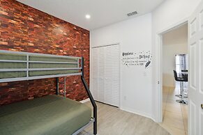 5/3 Pool Home Located in Sunset Ridge Community!