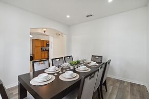 5/3 Pool Home Located in Sunset Ridge Community!