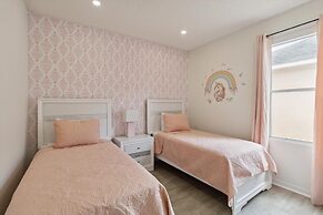 5/3 Pool Home Located in Sunset Ridge Community!