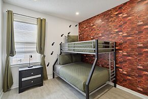 5/3 Pool Home Located in Sunset Ridge Community!