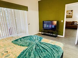 Huge Screened Patio That Overlooks Lake Buck, Near Famous Attractions!