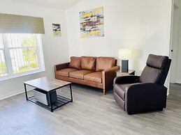 Huge Screened Patio That Overlooks Lake Buck, Near Famous Attractions!