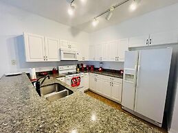 Huge Screened Patio That Overlooks Lake Buck, Near Famous Attractions!