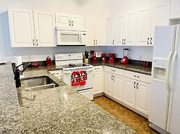 Huge Screened Patio That Overlooks Lake Buck, Near Famous Attractions!