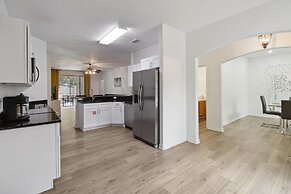 5/4 Pool Home Located in Sunset Ridge Community!