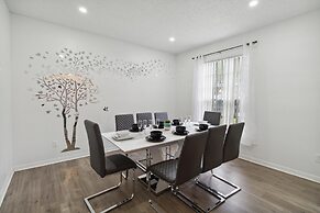 5/4 Pool Home Located in Sunset Ridge Community!