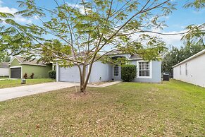 5/4 Pool Home Located in Sunset Ridge Community!