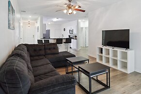 5/4 Pool Home Located in Sunset Ridge Community!