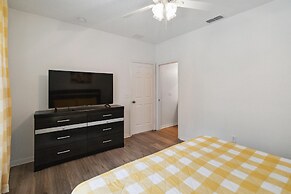 5/4 Pool Home Located in Sunset Ridge Community!