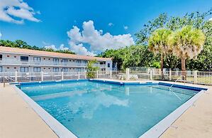 1/1 Condo-hotel With Double bed and Community Pool Miles From Disney!