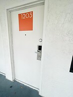 1/1 Condo-hotel With Double bed and Community Pool Miles From Disney!