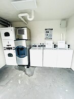 1/1 Condo-hotel With Double bed and Community Pool Miles From Disney!