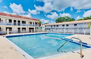 1/1 Condo-hotel With Double bed and Community Pool Miles From Disney!