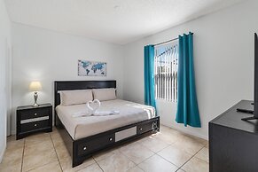 5/3 Pool Home Located in Sunset Ridge Community!