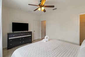 5/3 Pool Home Located in Sunset Ridge Community!