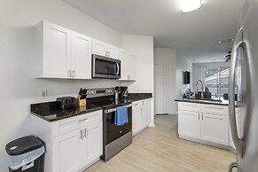 5/3 Pool Home Located in Sunset Ridge Community!