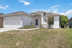 5/3 Pool Home Located in Sunset Ridge Community!