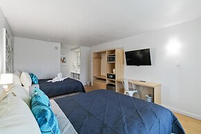 1/1 Condo-hotel With Double bed and Community Pool Miles From Disney!