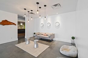 1/1 Condo-hotel With Double bed and Community Pool Miles From Disney!