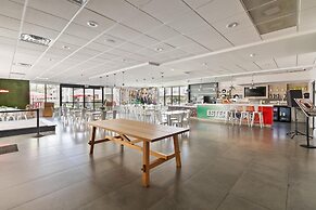 1/1 Condo-hotel With Double bed and Community Pool Miles From Disney!