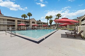 1/1 Condo-hotel With Double bed and Community Pool Miles From Disney!