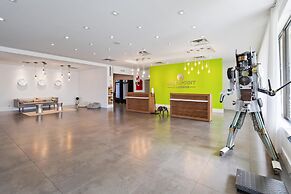 1/1 Condo-hotel With Double bed and Community Pool Miles From Disney!