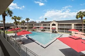 1/1 Condo-hotel With Double bed and Community Pool Miles From Disney!