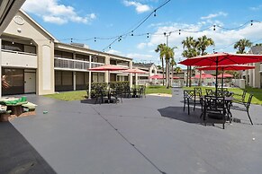 1/1 Condo-hotel With Double bed and Community Pool Miles From Disney!