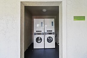 1/1 Condo-hotel With Double bed and Community Pool Miles From Disney!