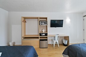 1/1 Condo-hotel With Double bed and Community Pool Miles From Disney!