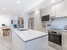 Stunning She Oak Lane 2 BR Apartment