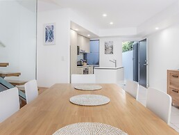 Stunning She Oak Lane 2 BR Apartment