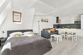 Sunny Apartment With Parking by Renters