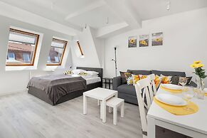 Sunny Apartment With Parking by Renters