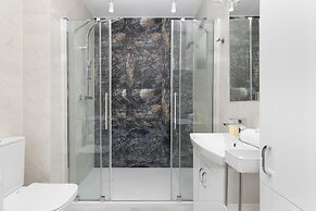 Sunny Apartment With Parking by Renters