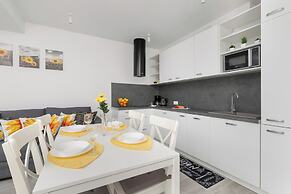 Sunny Apartment With Parking by Renters