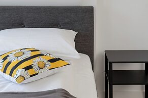 Sunny Apartment With Parking by Renters